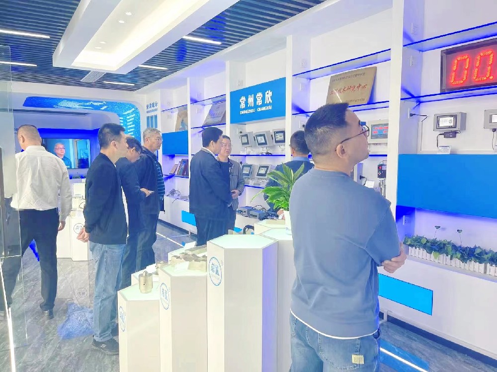 熱烈祝賀中國(guó)重型機(jī)械工業(yè)協(xié)會(huì)橋式起重機(jī)專業(yè)委員會(huì)九屆八次理 事會(huì)暨十屆一次會(huì)員大會(huì)在江蘇省常州市召開(kāi)順利召開(kāi)并圓滿結(jié)束！